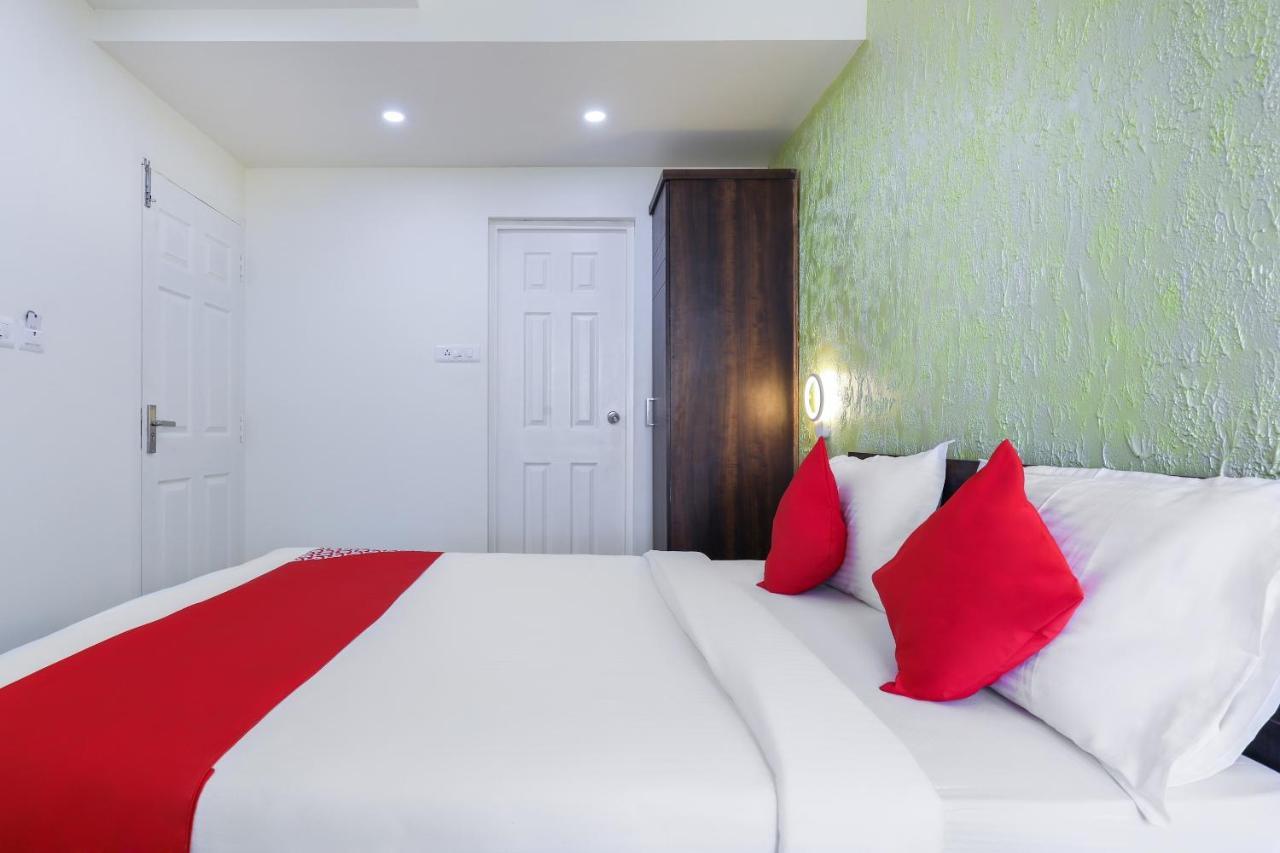 Capital O 71307 Feathers Hotel Kochi Exterior photo