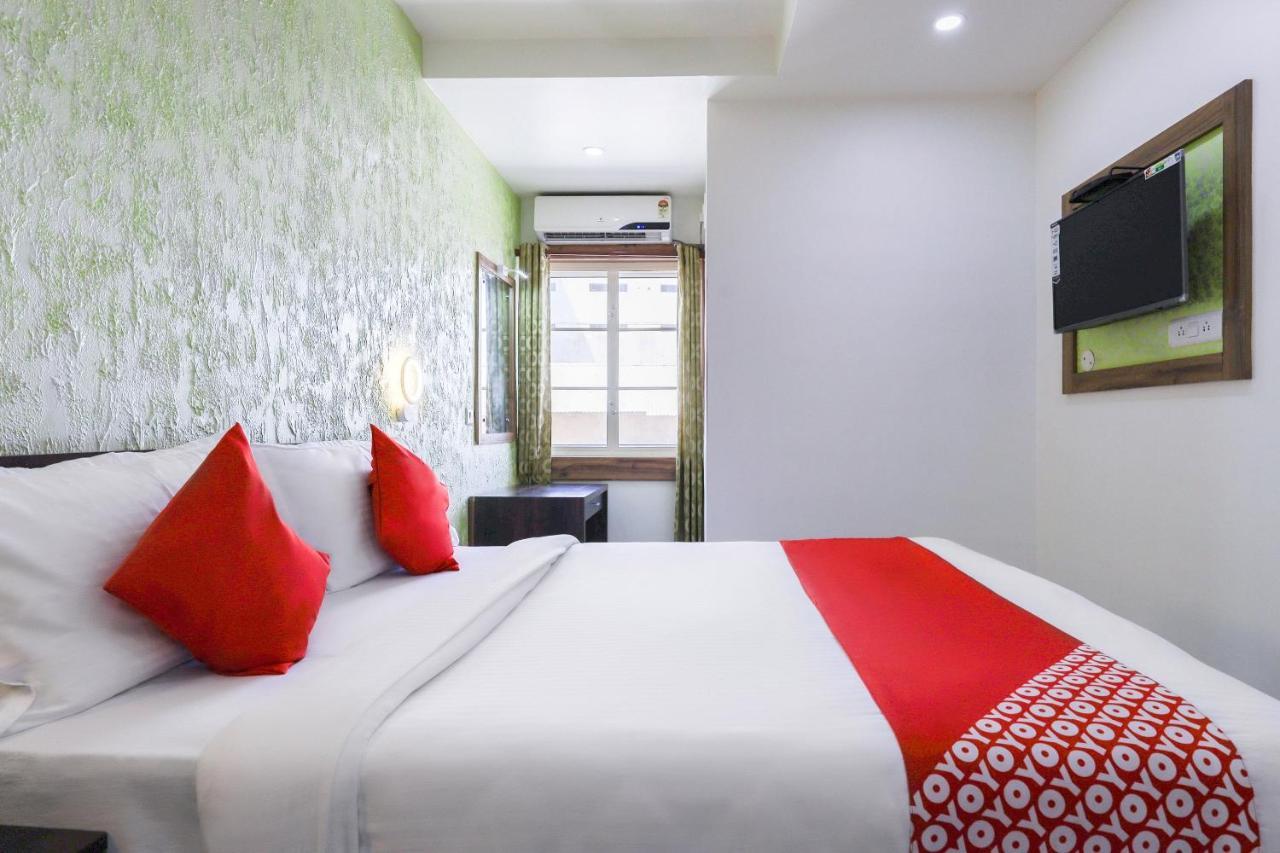 Capital O 71307 Feathers Hotel Kochi Exterior photo