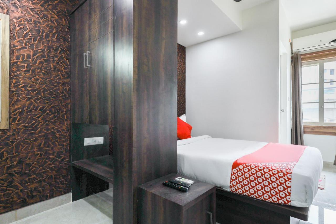 Capital O 71307 Feathers Hotel Kochi Exterior photo