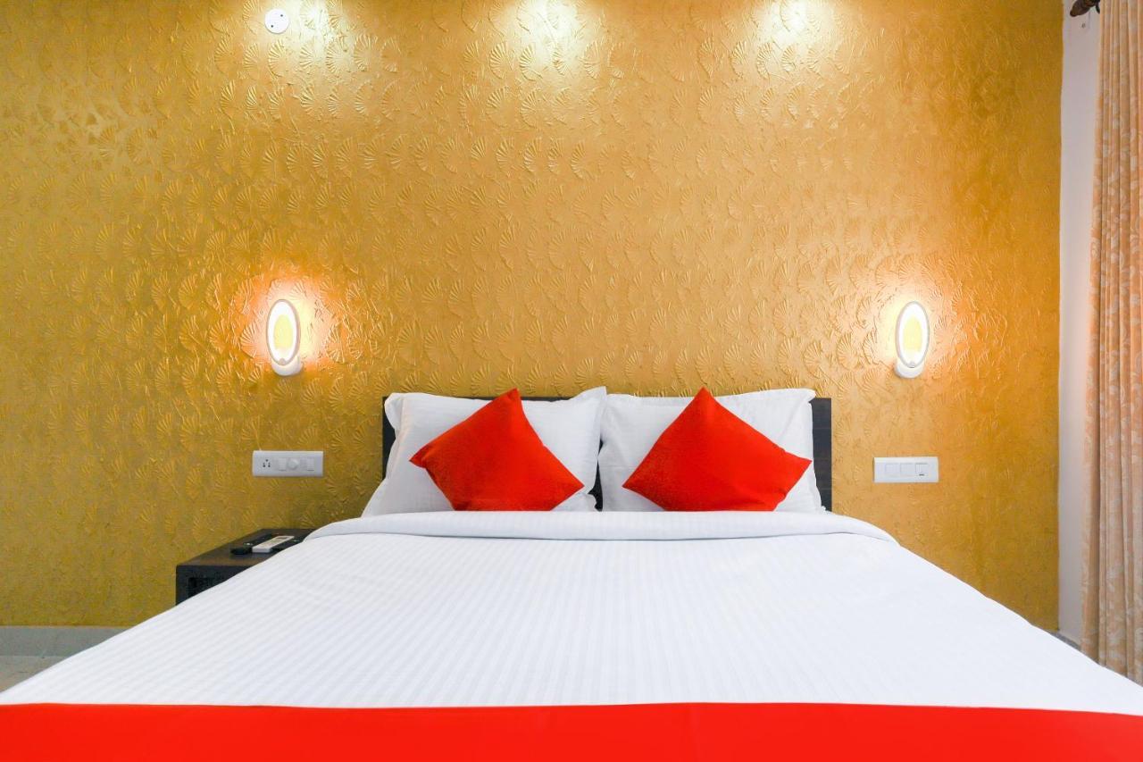 Capital O 71307 Feathers Hotel Kochi Exterior photo