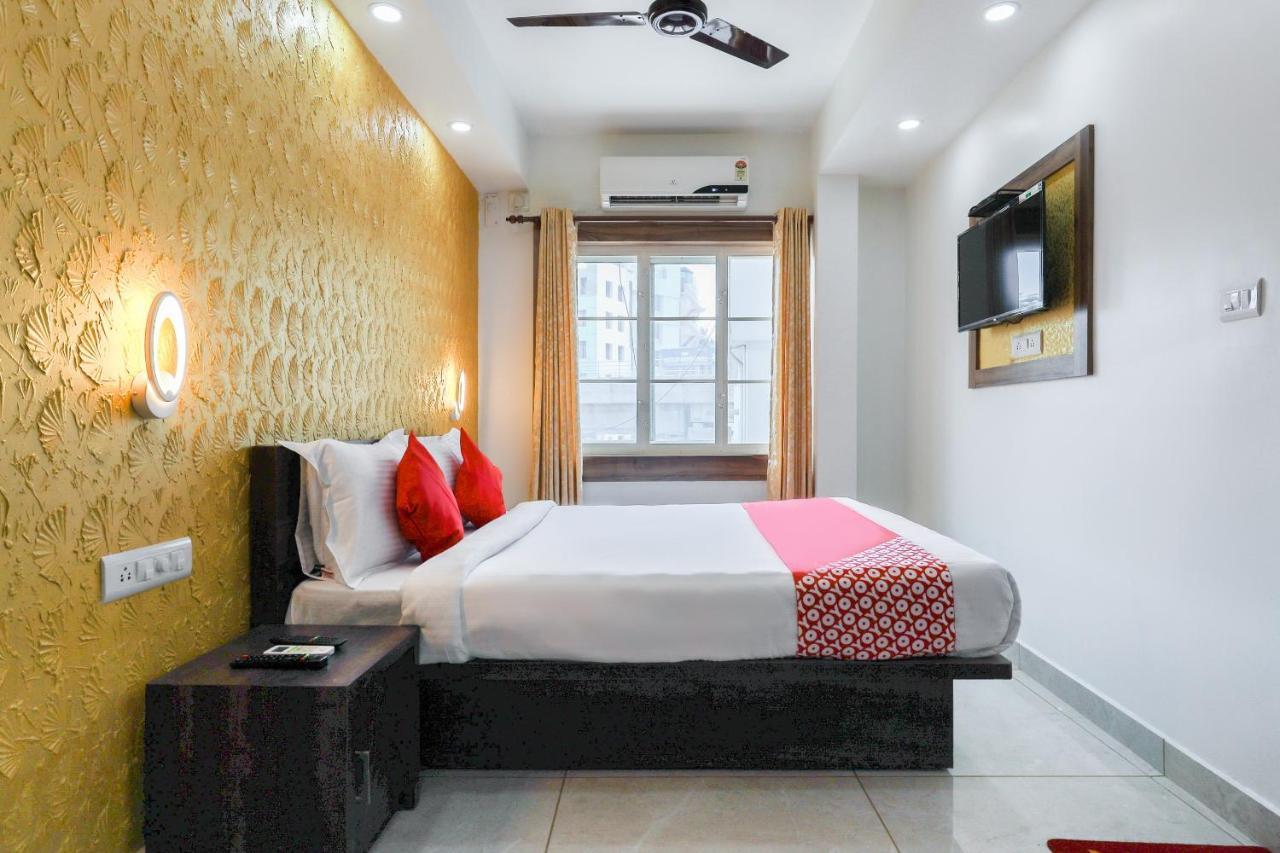 Capital O 71307 Feathers Hotel Kochi Exterior photo