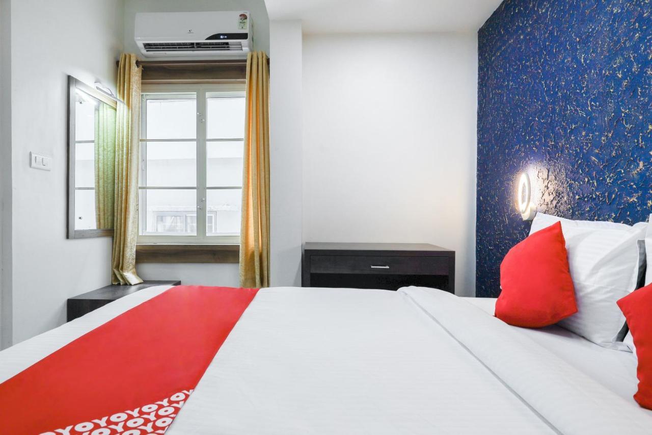 Capital O 71307 Feathers Hotel Kochi Exterior photo