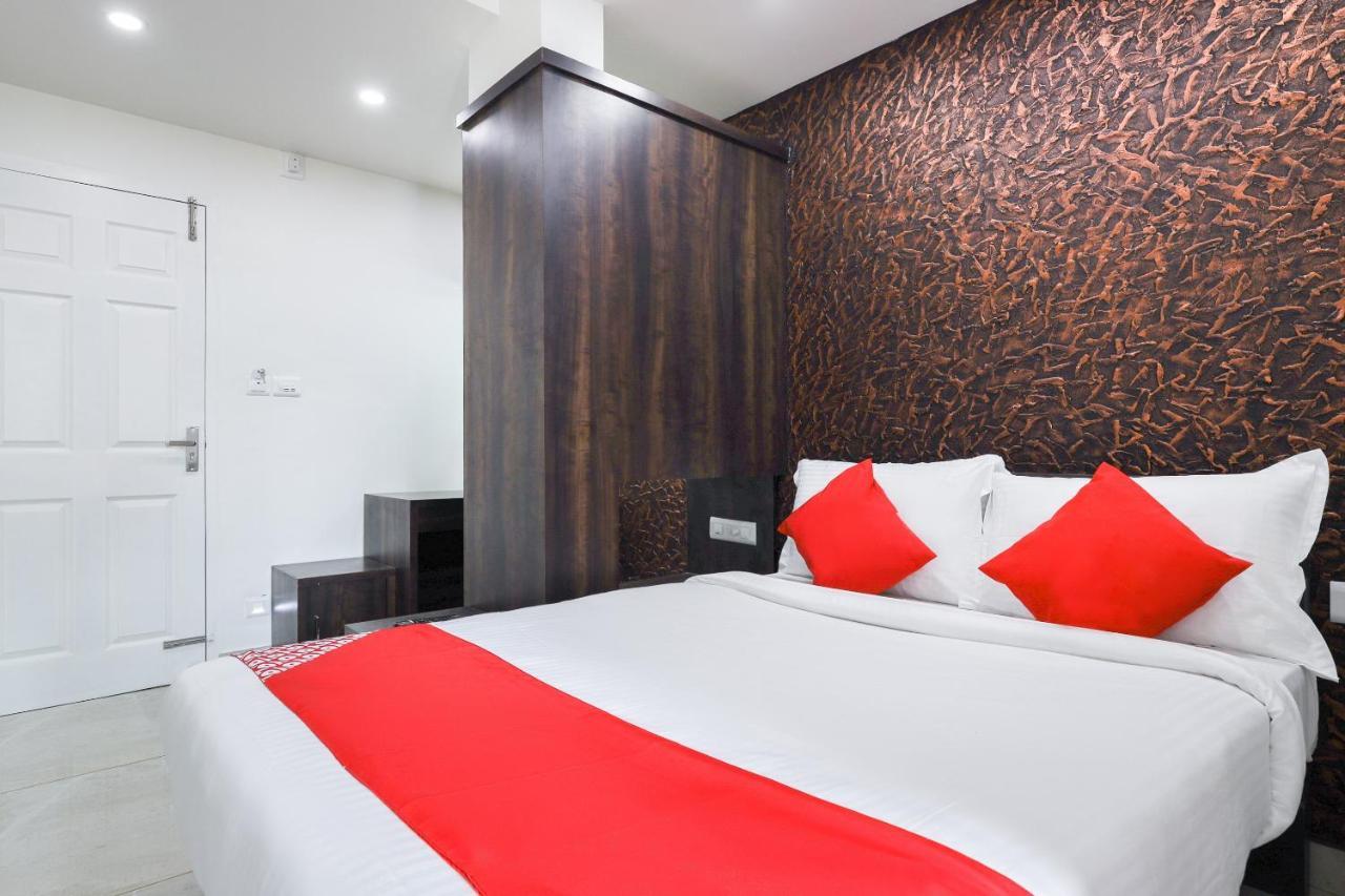 Capital O 71307 Feathers Hotel Kochi Exterior photo
